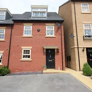 Holiday home Cozy Haven: 3-bedroom With Free Parking, Wifi & Netflix, Castleford