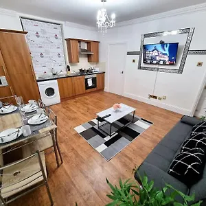 Holiday home *6b7r* Setup For Your Relaxed & Amazing + Free Parking + Free Fast Wifi*, Morley (West Yorkshire)